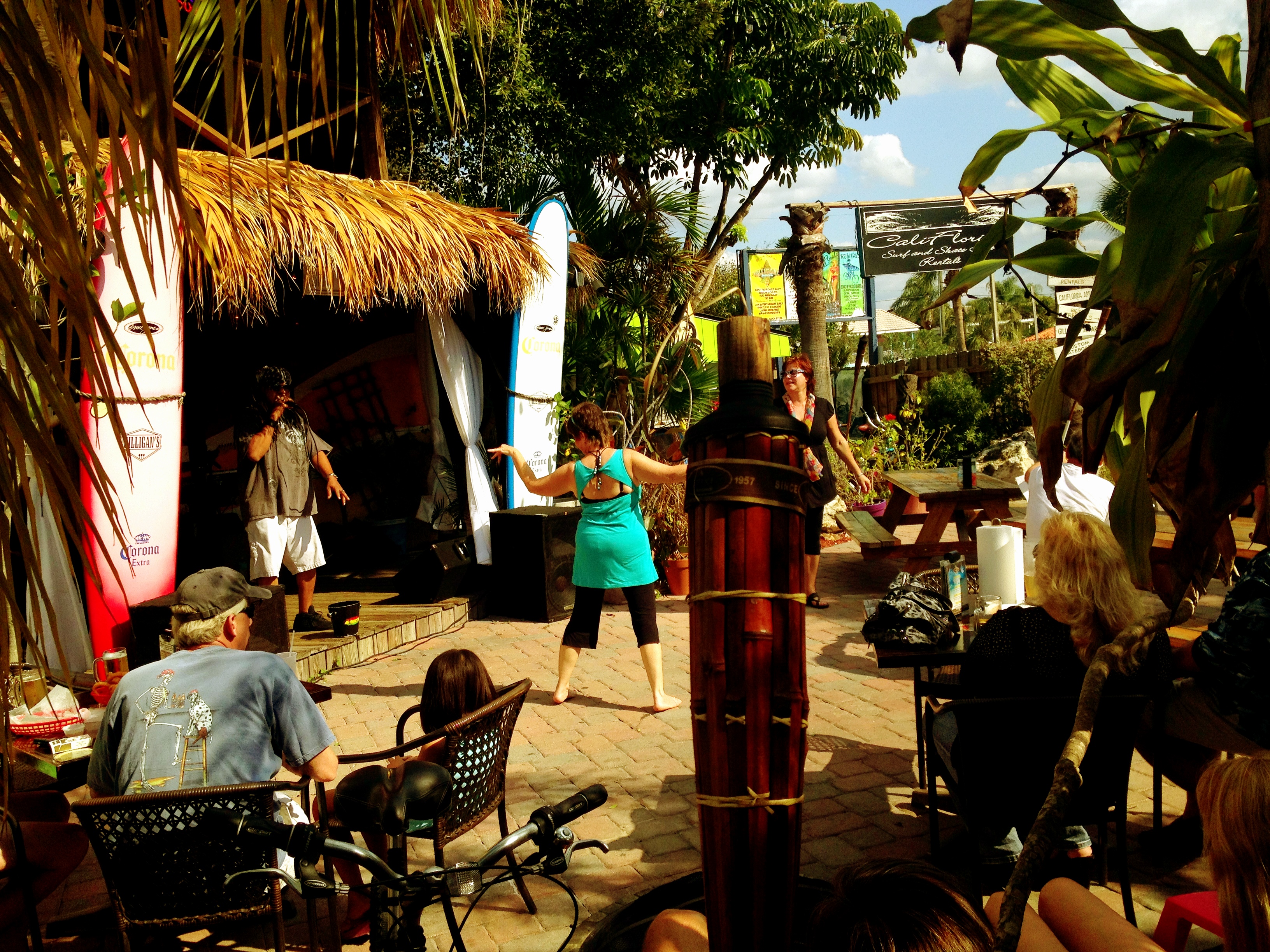 Reggae music and dancing in the afternoon at LēLu Coffee Lounge.