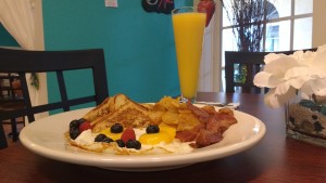 The mimosa breakfast at Caffe Le Sirene. (STAFF PHOTO/BRIAN RIES)